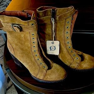 Born boots size 7.